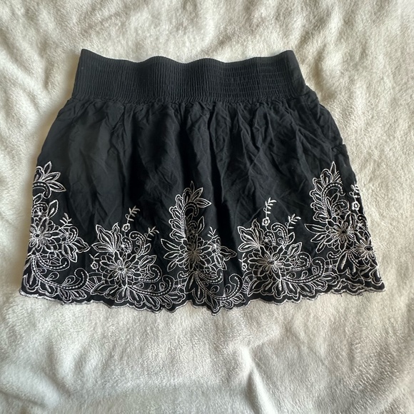 Charlotte Russe  Black Floral Embroidered Drawstring Elastic Waist Skirt Sz M - Picture 2 of 7